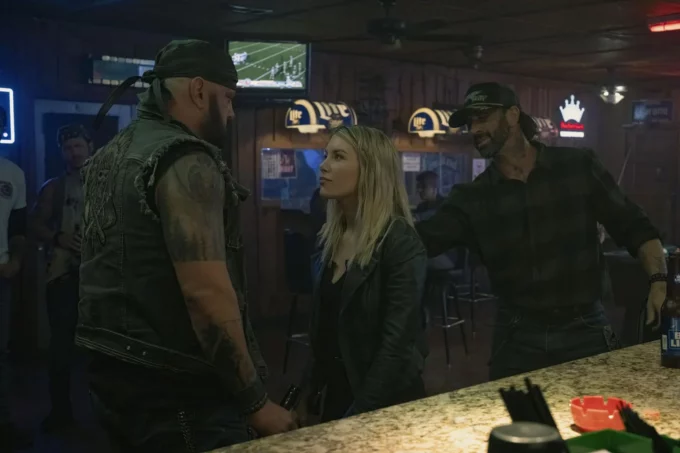 image jennifer holland saison 2 peacemaker
