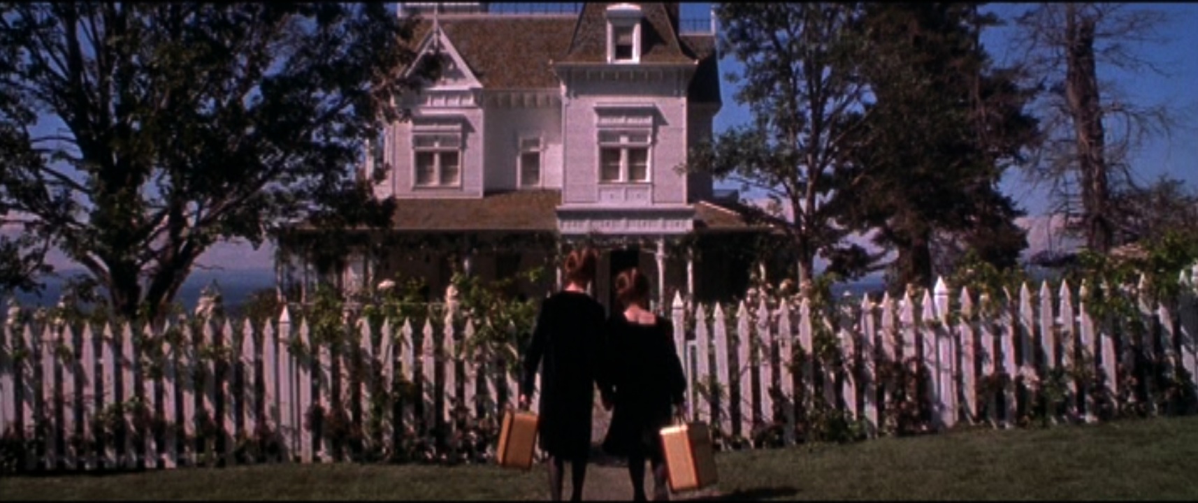 sally et gillian enfants arrivent chez leurs tantes dans les ensorceleuses