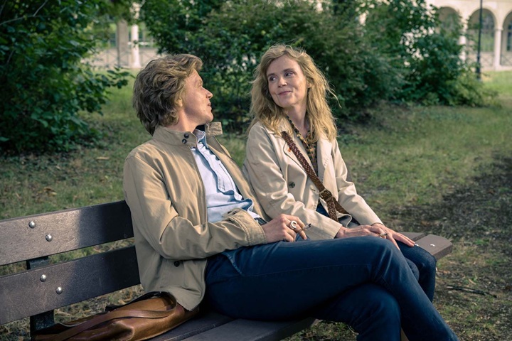 alex lutz et isabelle carré dans le rôle d'elizabeth et son frère dans le film les rêveurs