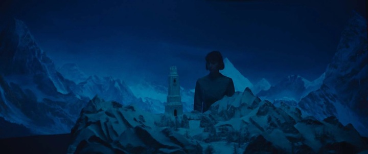 clara pacini dans la tour de glace jeanne découvre la maquette enneigée du film