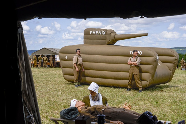 brahim bouhlel et kev adams dans la comédie "le jour j" de claude zidi jr.
