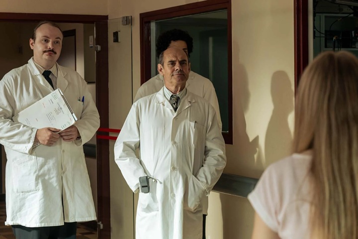 bernard campan dans le rôle du chef de l'unité de pédopsychiatrie dans le film les rêveurs d'isabelle carré