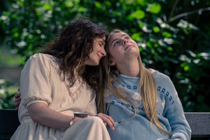 judith chemla et tessa dumont janod dans le film les rêveurs d'isabelle carré