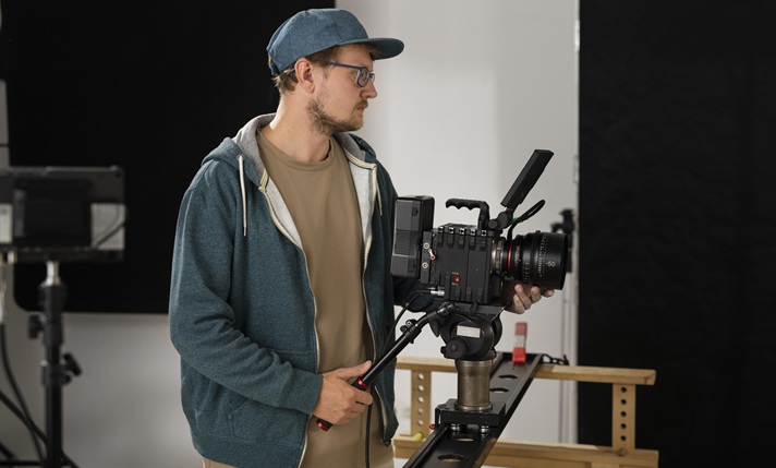 Les métiers de l’ombre du cinéma : pourquoi se former aux techniques audiovisuelles ?
  