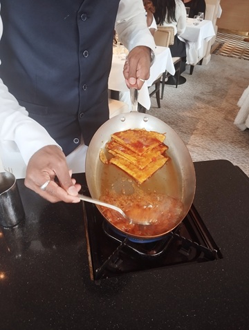 préparation des crêpes suzette au grand marnier flambées à table à la brasserie du louvre