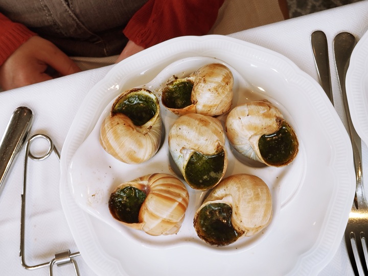assiette d'escargots de bourgogne au beurre persillé à la brasserie du louvre