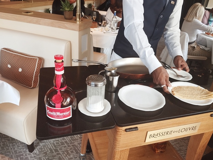 à la brasserie du louvre le serveur prépare la sauce au grand marnier à table et les flambe devant le client