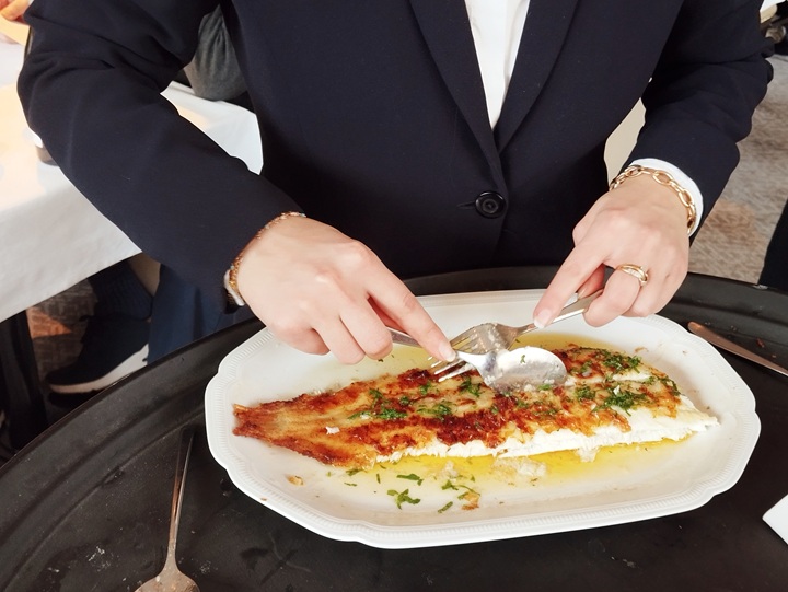 préparation de la belle sole meunière en filets à table à la brasserie du louvre à paris