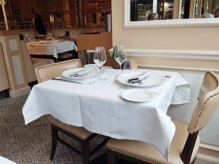 table à la brasserie du louvre paris 1