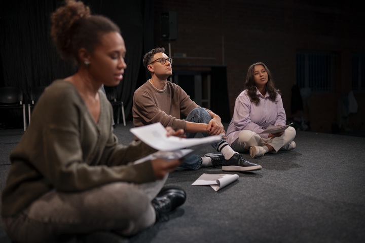 faut-il avoir fait du théâtre pour être acteur de cinéma acteurs en pleine répétition