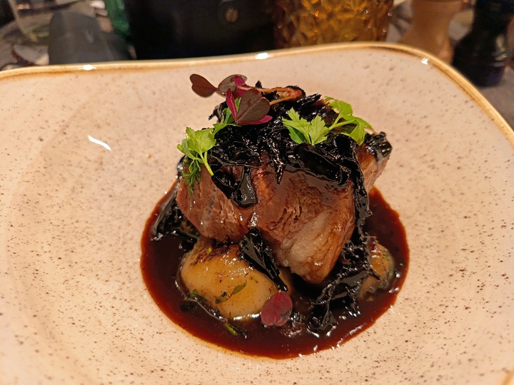 paleron de veau de 7 heures mijoté dans son jus avec purée de topinambours et chanterelles noires au café des artistes étangs de corot ville d'avray