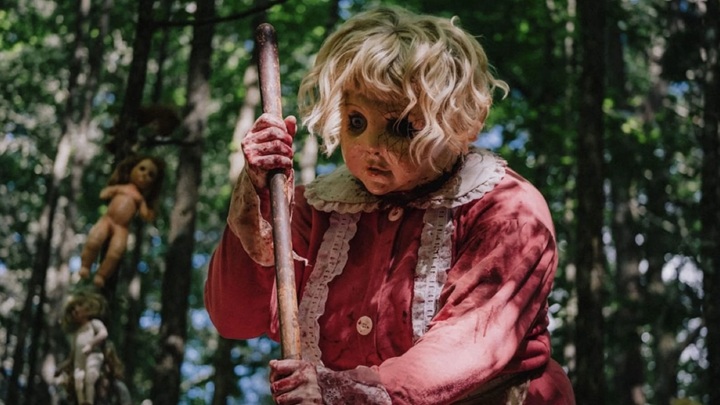 poupée tueuse dans le film d'horreur dolly 2025