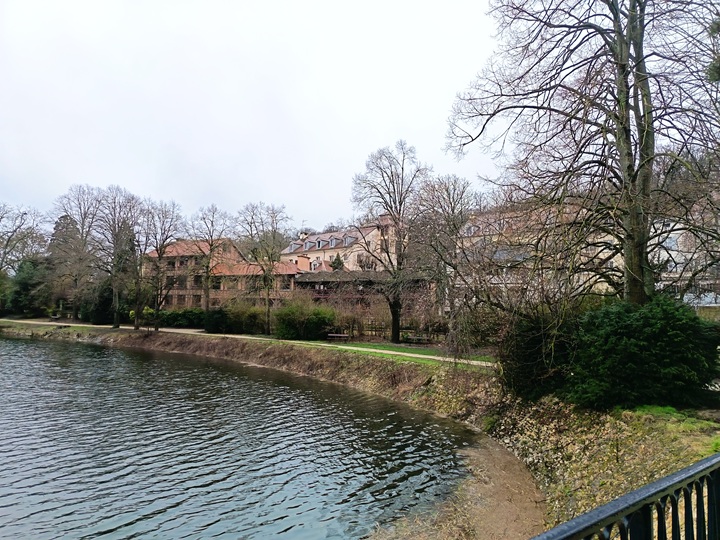 l'étang neuf de ville-d'avray vu depuis le pont avec vue sur l'hôtel les étangs de corot