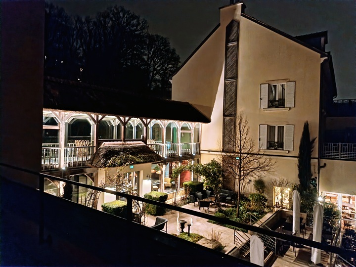 vue sur la cour intérieure des étangs de corot depuis la terrasse d'une chambre