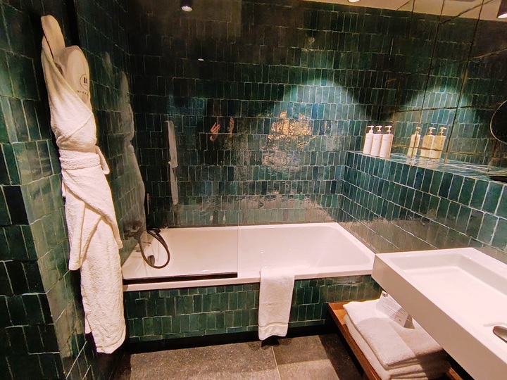 salle de bains et sa baignoire chambre étangs de corot