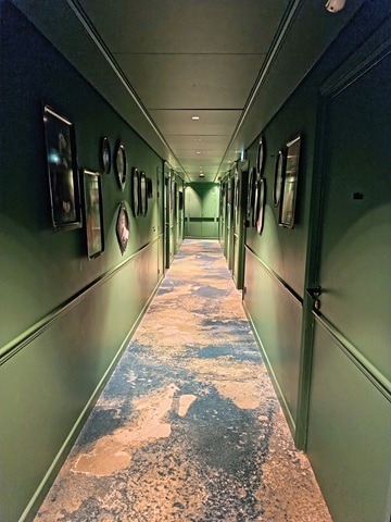 couloir des chambres du premier étage à l'hôtel spa relais et châteaux les étangs de corot à ville d'avray