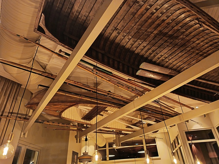 les canots au plafond du bistrot le café des artistes aux étangs de corot ville d'avray