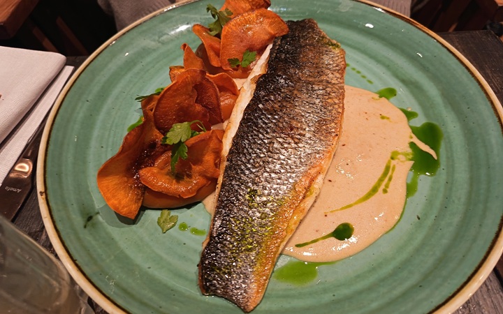 filet de bar mousseline de patate douce et chips de panais beurre au vin jaune au restaurant bistronomique le café des artistes aux étangs de corot à ville d'avray