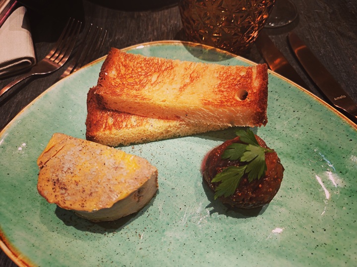 foie gras mi-cuit chutney de figue et brioche toastée au restaurant le café des artistes des étangs de corot à ville d'avray