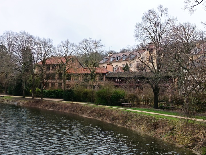 l'étang neuf situé derrière l'hôtel spa 4 étoiles les étangs de corot