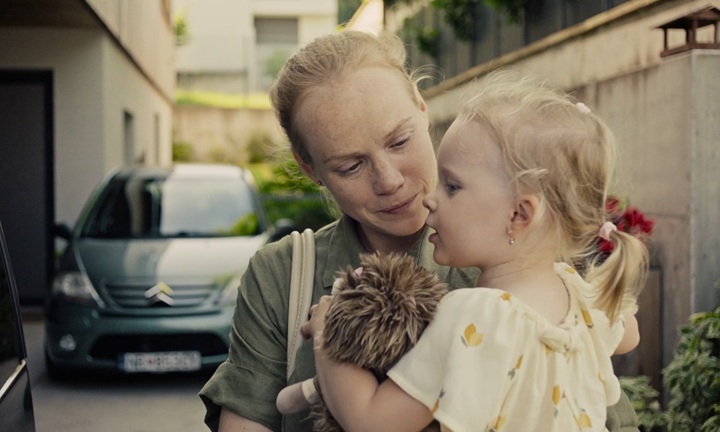 mère et petite fille dans le film father de tereza nvotova