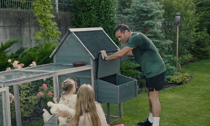 père mère et enfant dans le jardin dans le film father de tereza nvotova