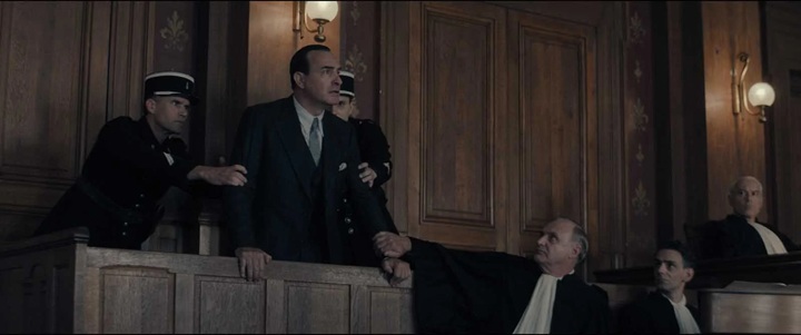 jean dujardin dans le rôle de jean luchaire durant son procès dans le film les rayons et les ombres