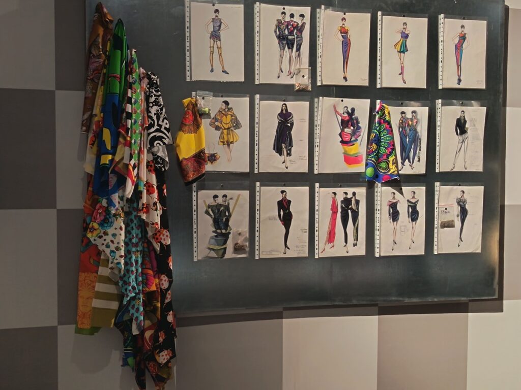 foulards et croquis expo gianni versace retrospective au musée maillol paris