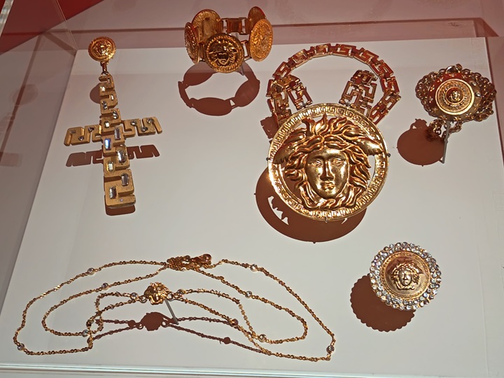 bijoux versace exposition gianni versace retrospective au musée maillol