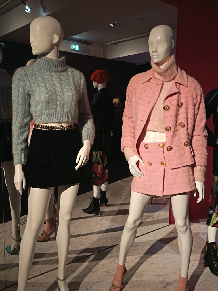 tenues défilé versace 1991 expo gianni versace retrospective paris