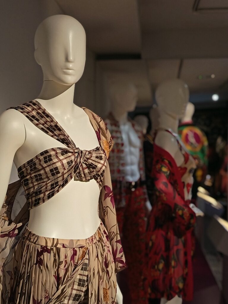 silhouette versace exposition gianni versace retrospective au musée maillol paris