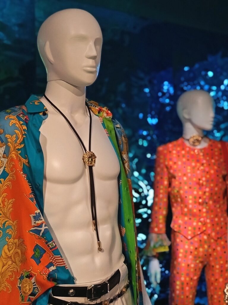 chemise de plage imprimée homme versace exposition gianni versace retrospective au musée maillol paris