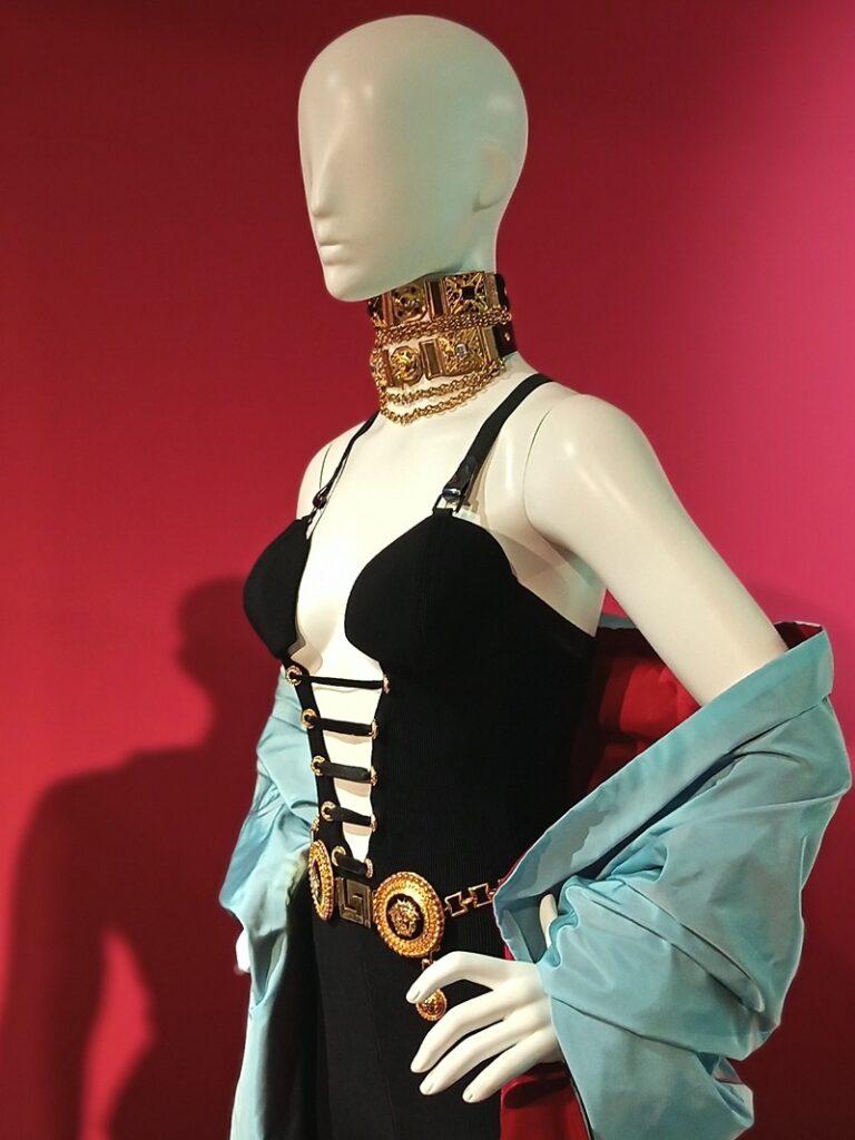 combinaison versace haute couture portée par carla bruni lors du défilé du printemps 1992