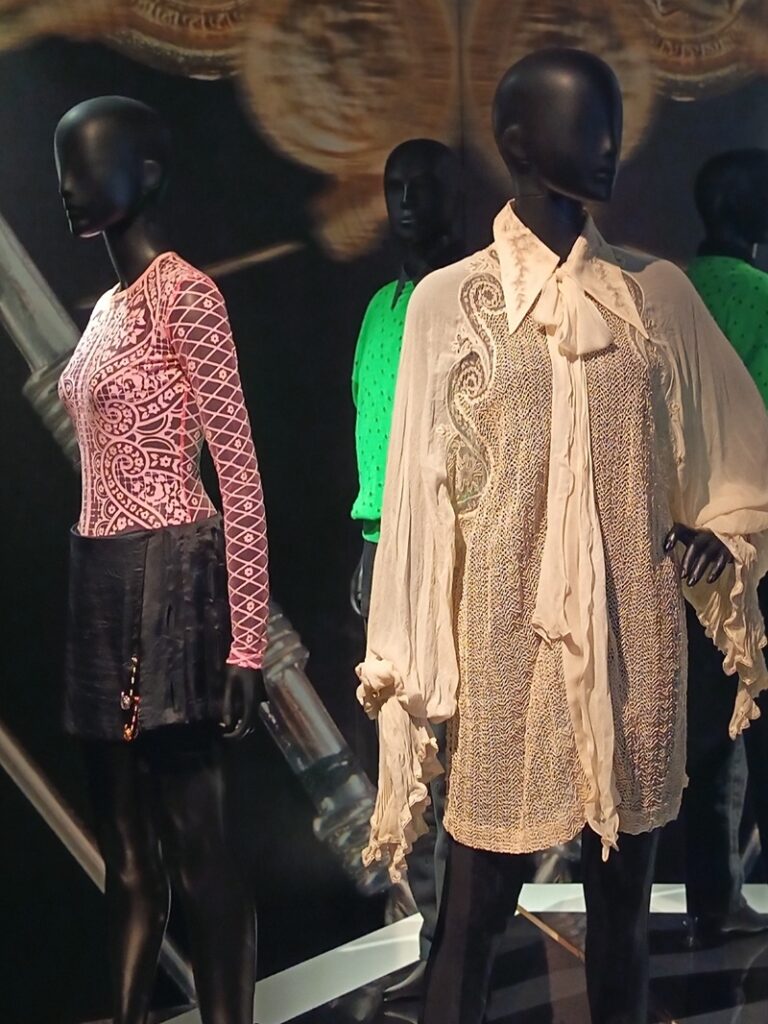 silhouettes versace dentelle exposition gianni versace retrospective au musée maillol paris