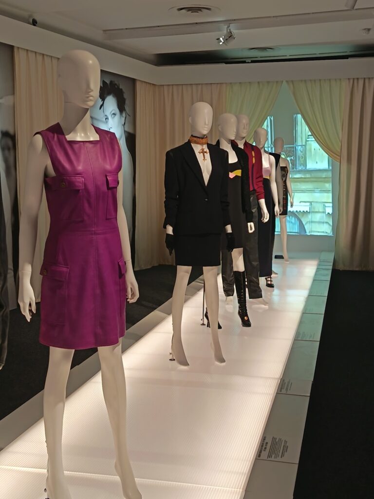 dernier défilé gianni versace 1997 expo gianni versace retrospective au musée maillol à paris