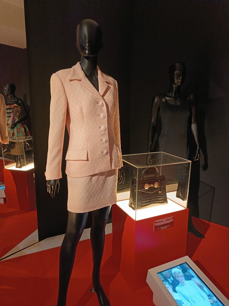 tenues versace portées par lady diana expo gianni versace retrospective musée maillol paris