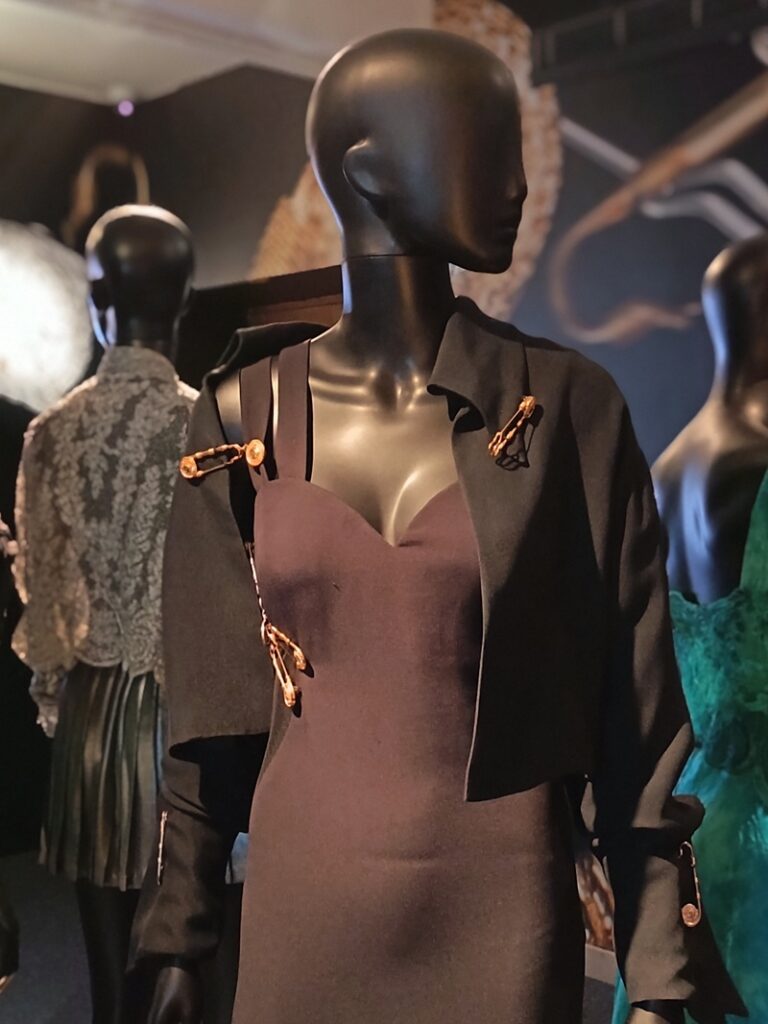 robe épingles à nourrice versace expo gianni versace retrospective à paris