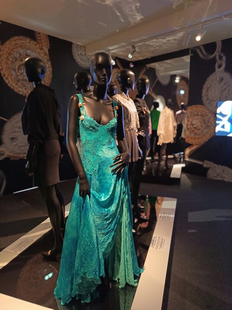 robe turquoise versace haute couture expo gianni versace retrospective à paris