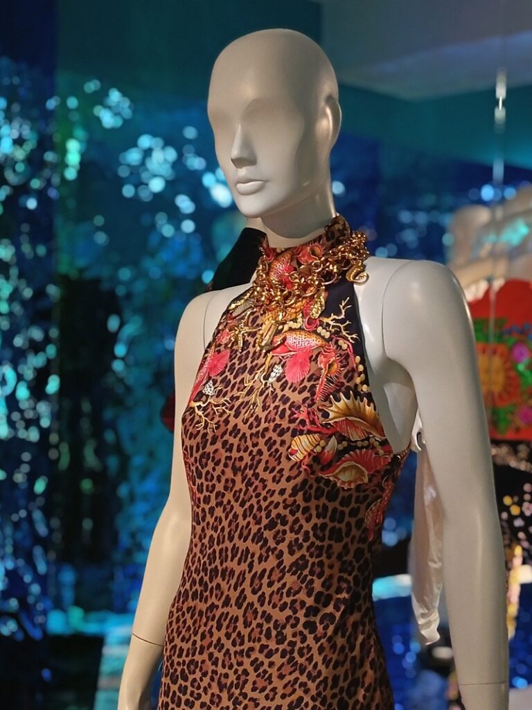 robe seashells versace expo gianni versace retrospective à paris