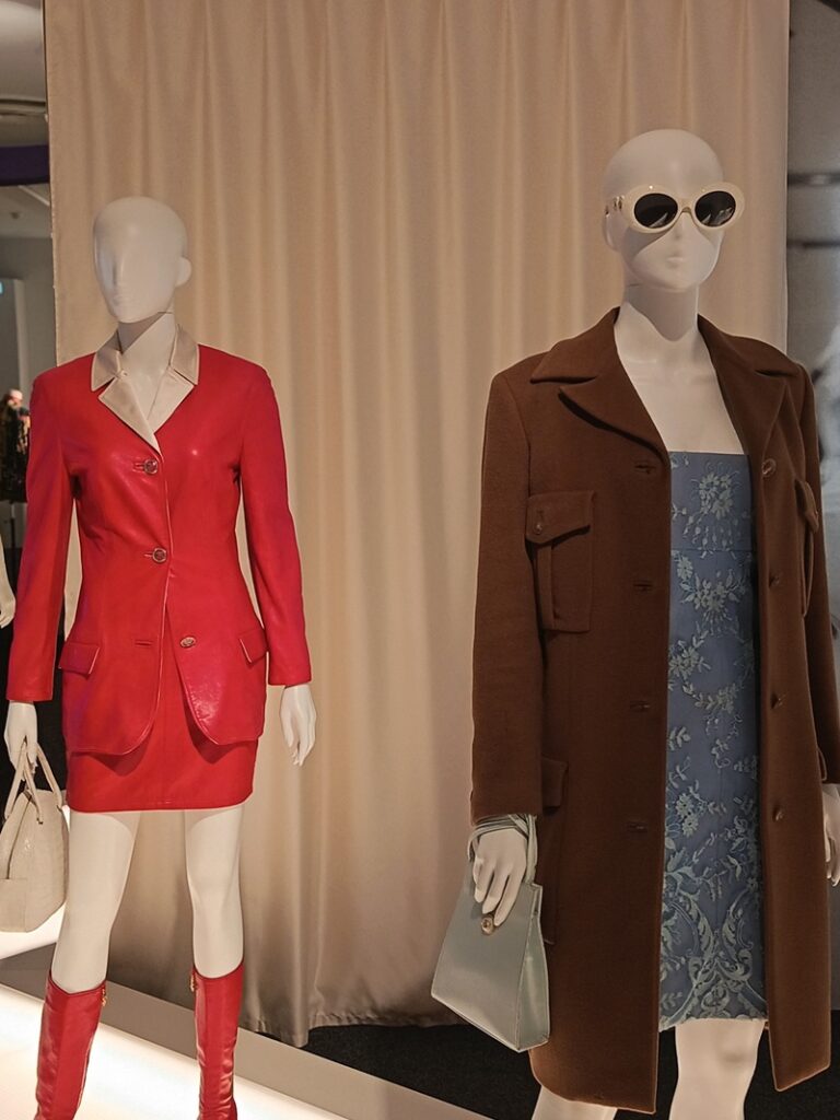 silhouettes 1997 dernier défilé exposition gianni versace retrospective à paris