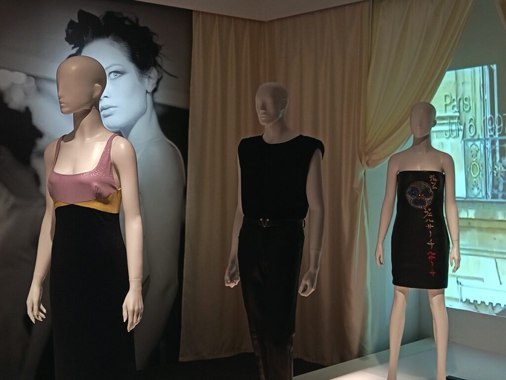 silhouettes du dernier défilé de gianni versace exposition gianni versace retrospective à paris