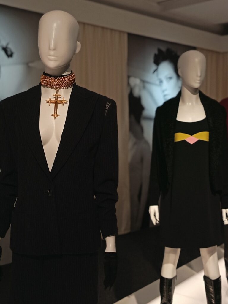 tailleur et robe 1997 versace expo gianni versace retrospective à paris