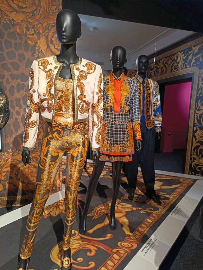silhouettes barocco femme versace expo gianni versace retrospective à paris