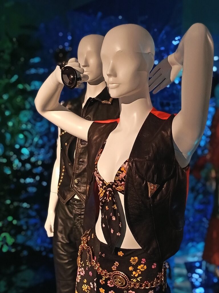 top crop versace expo gianni versace retrospective à paris