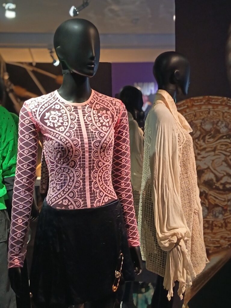 top dentelle rose expo gianni versace retrospective à paris