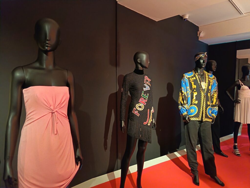 silhouettes zizi jeanmaire et tupac shakur expo gianni versace retrospective à paris