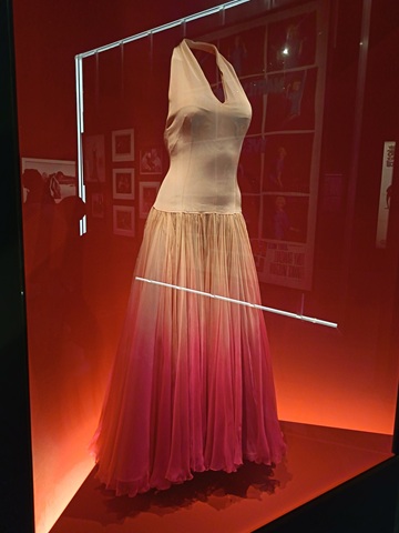 robe rose portée par marilyn monroe dans le milliardaire et exposée à la cinémathèque française