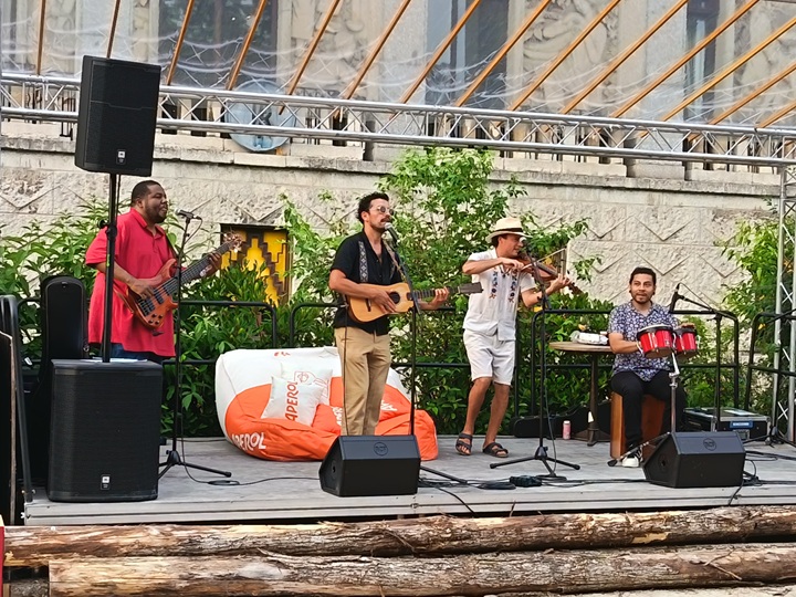 concert du groupe de gypsy latino los apachos aux lionnes terrasse du palais de la porte dorée le 29 mai 2026