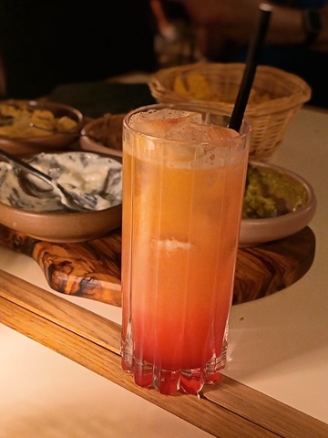 cocktail tequila sunrise et dips à partager au bar à tir virtuel et bar à cocktail parisien à paris 10