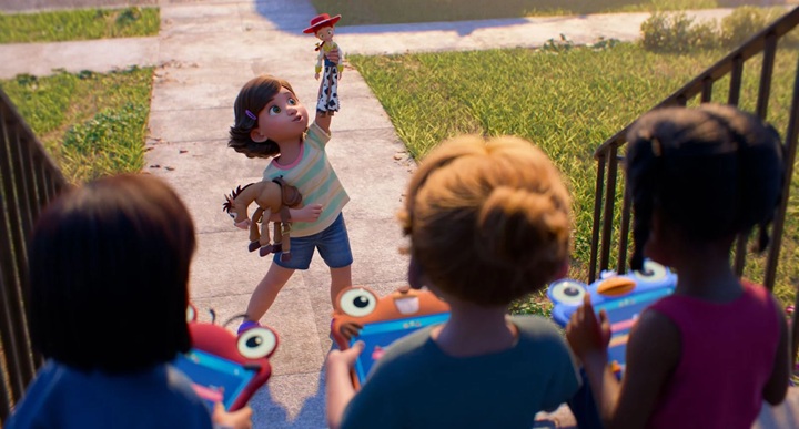bonnie joue avec ses jouets face aux autres enfants dans toy story 5